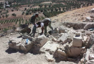 Archeologi scavano la collina di fronte al palazzo